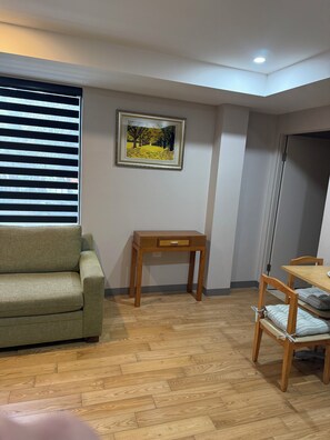 Premium bedding, laptop workspace, iron/ironing board, free WiFi - Melrose Apartments (North Melbourne)