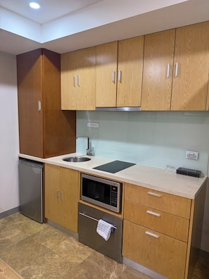 Refrigerador, microondas, placa de cocina, lavavajillas