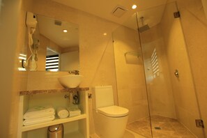 Shower, free toiletries, hair dryer, towels - Melrose Apartments (North Melbourne)