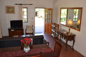 Suite (Royal East Luxury Garden) | Área de sala de estar | Televisión de pantalla plana 