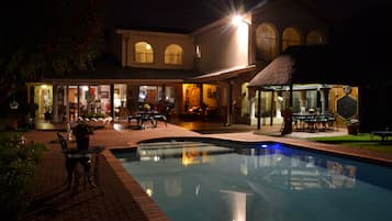 Una piscina al aire libre, tumbonas