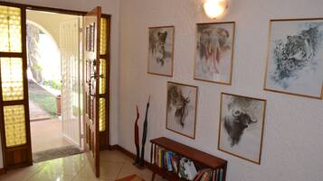 Habitación con 2 camas individuales (Ebotse) | Zona de estar | Una televisión de pantalla plana