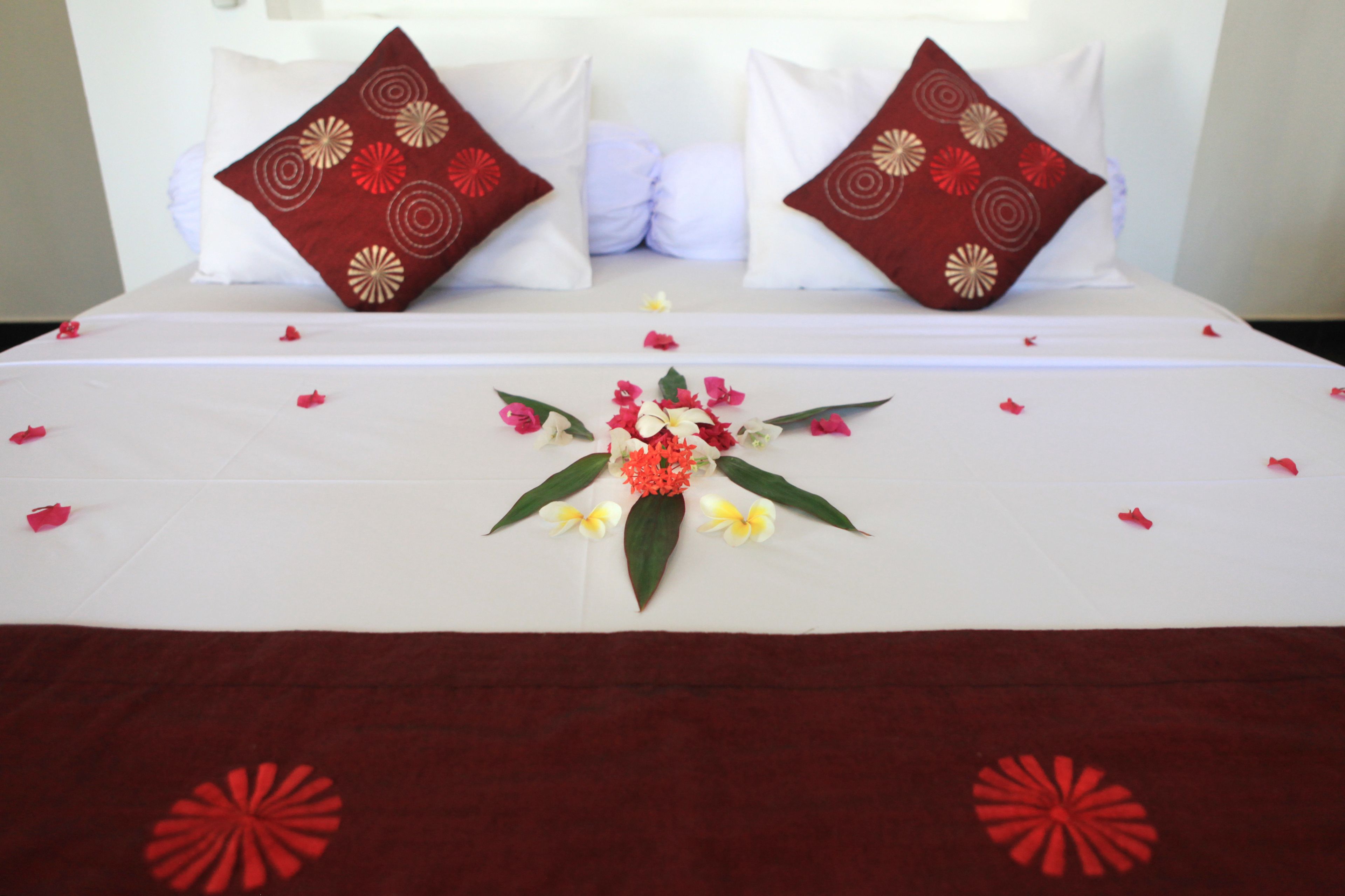 deluxe room, garden view | minibar, in-room safe, desk, soundproofing