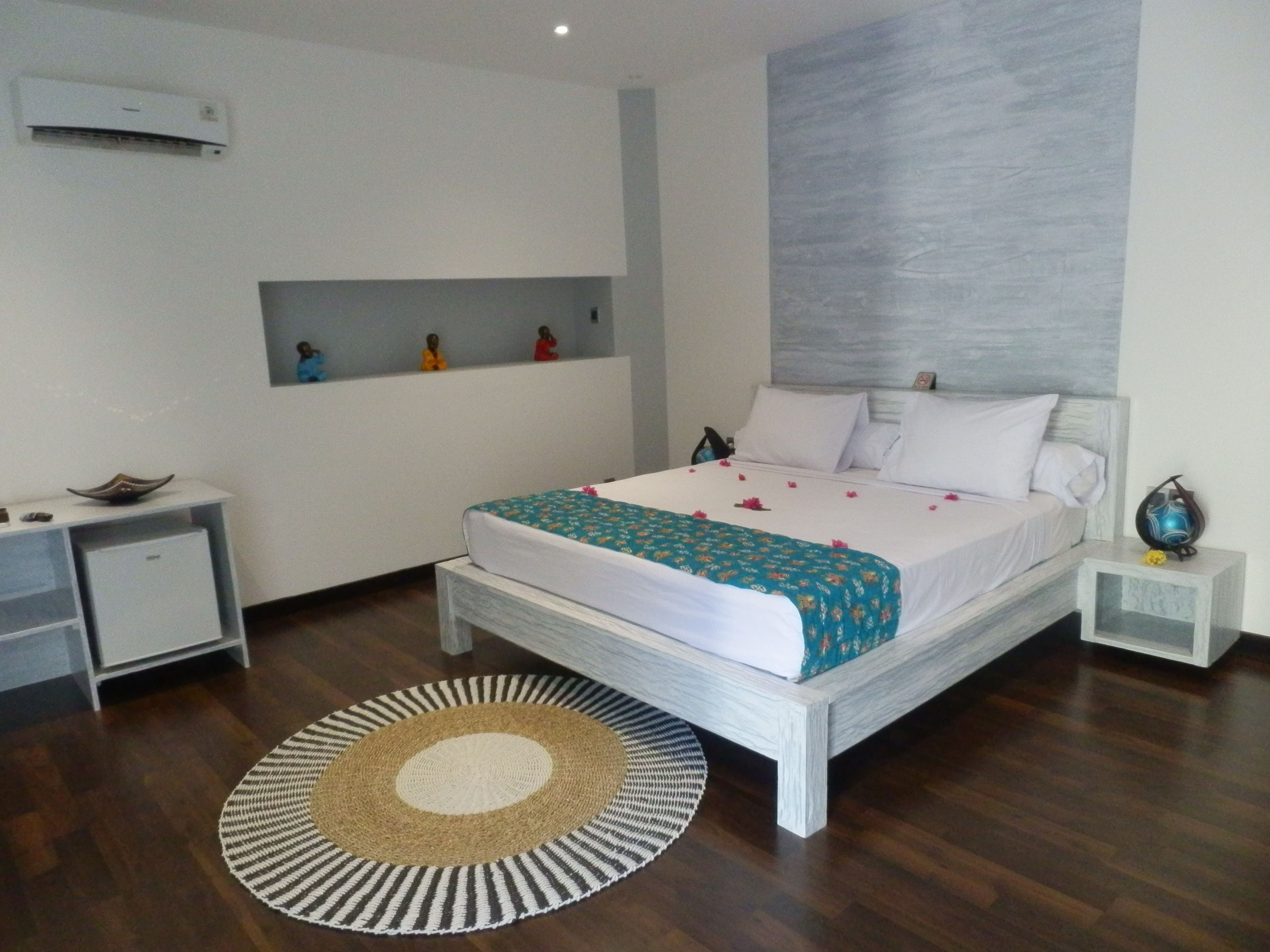 deluxe room, pool view | minibar, in-room safe, desk, soundproofing