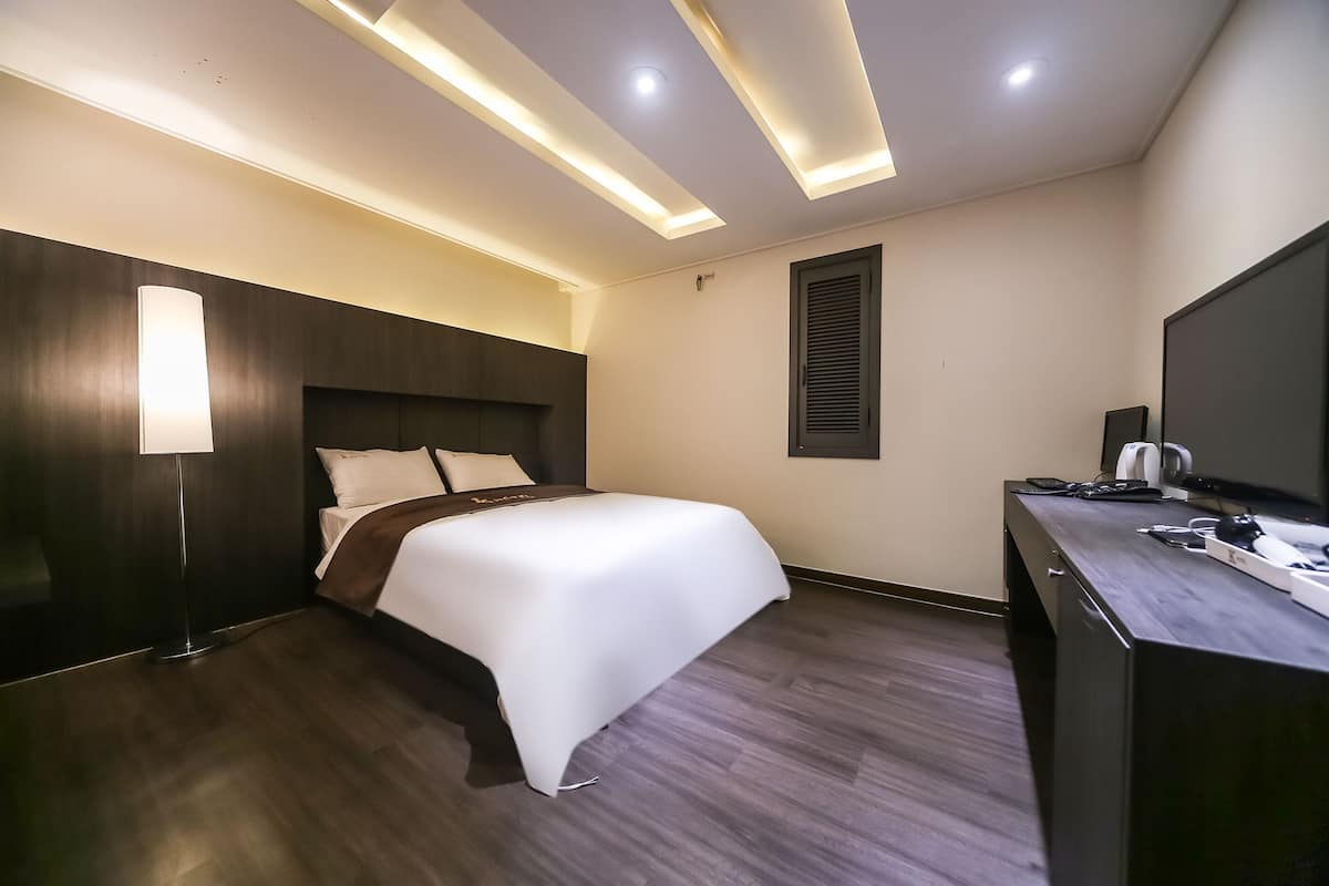 Minibar, caja de seguridad en la habitación y escritorio 