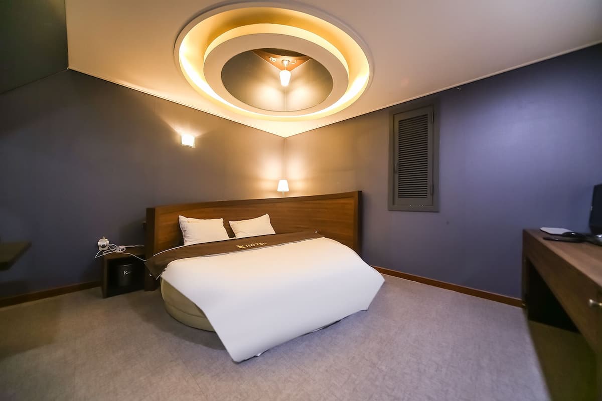 Superior driepersoonskamer, 1 slaapkamer, niet-roken | Een minibar, een kluis op de kamer, een bureau, verduisterende gordijnen