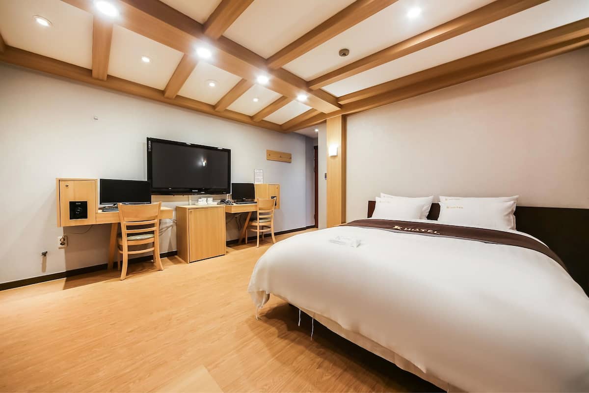 Minibar, caja de seguridad en la habitación y escritorio 