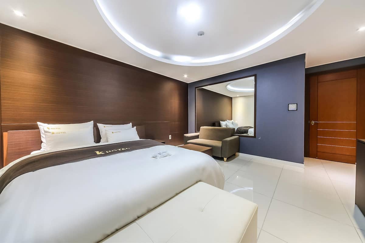 Minibar, caja de seguridad en la habitación y escritorio 