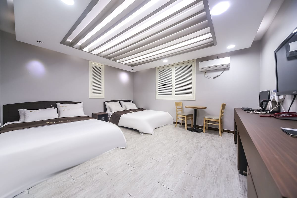 Minibar, caja de seguridad en la habitación y escritorio 