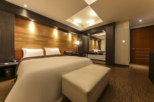 Minibar, caja de seguridad en la habitación y escritorio 