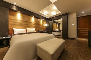 Minibar, caja de seguridad en la habitación y escritorio 