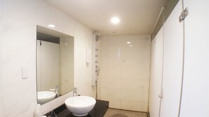 Habitación doble económica, sin ventanas | Baño | Regadera, amenidades de baño gratuitas, secadora de cabello, pantuflas 