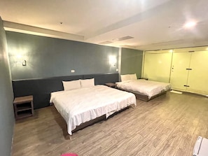 Habitación cuádruple familiar, sin ventanas | Sistema de insonorización, wifi gratis, ropa de cama