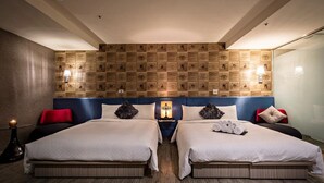 A hotel room with two beds, a headboard with plaques, bedside lamps, and a nightstand with a lamp. - Walker Hotel - Zhengyi (New Taipei City)