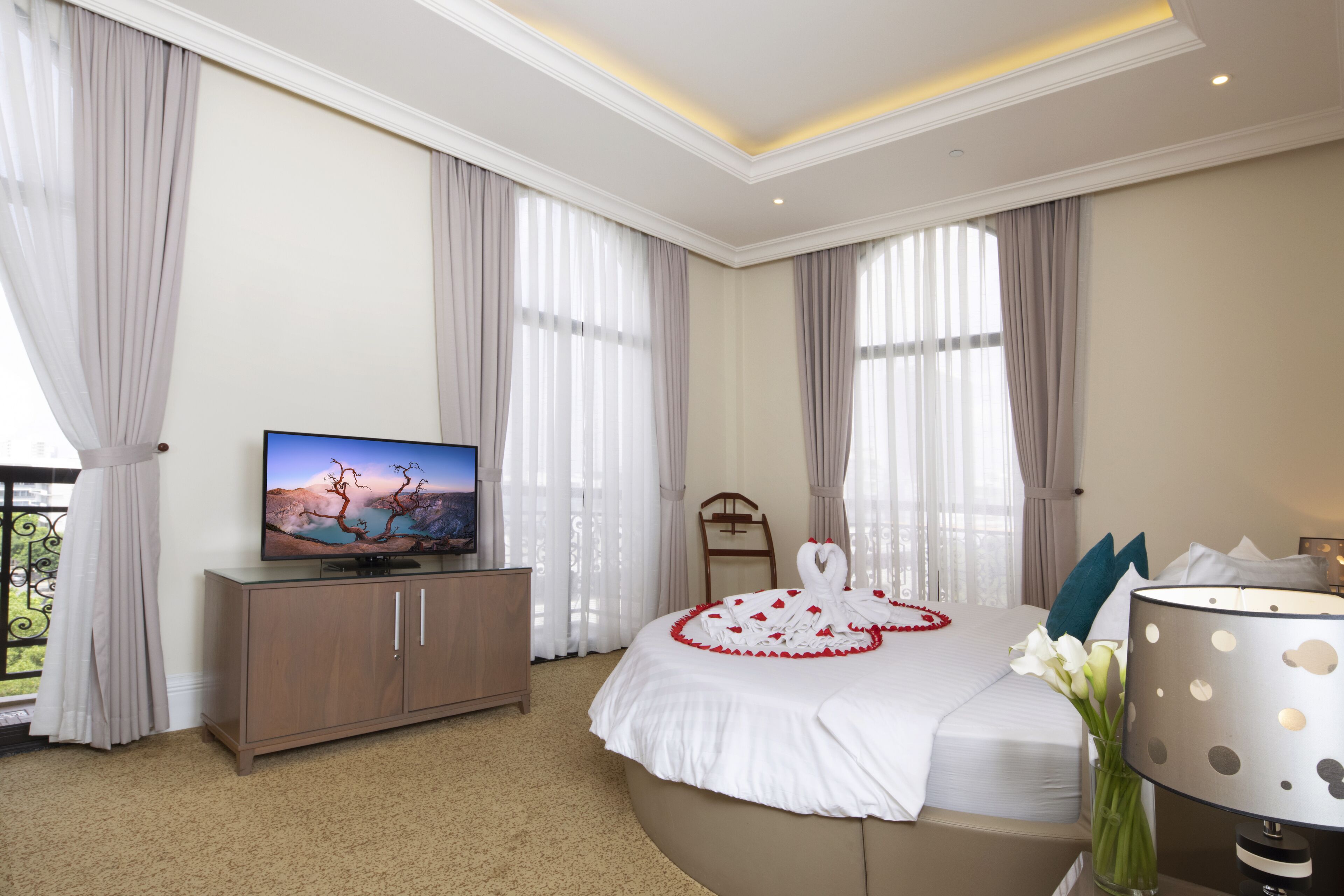 junior suite | minibar, in-room safe, desk, rollaway beds