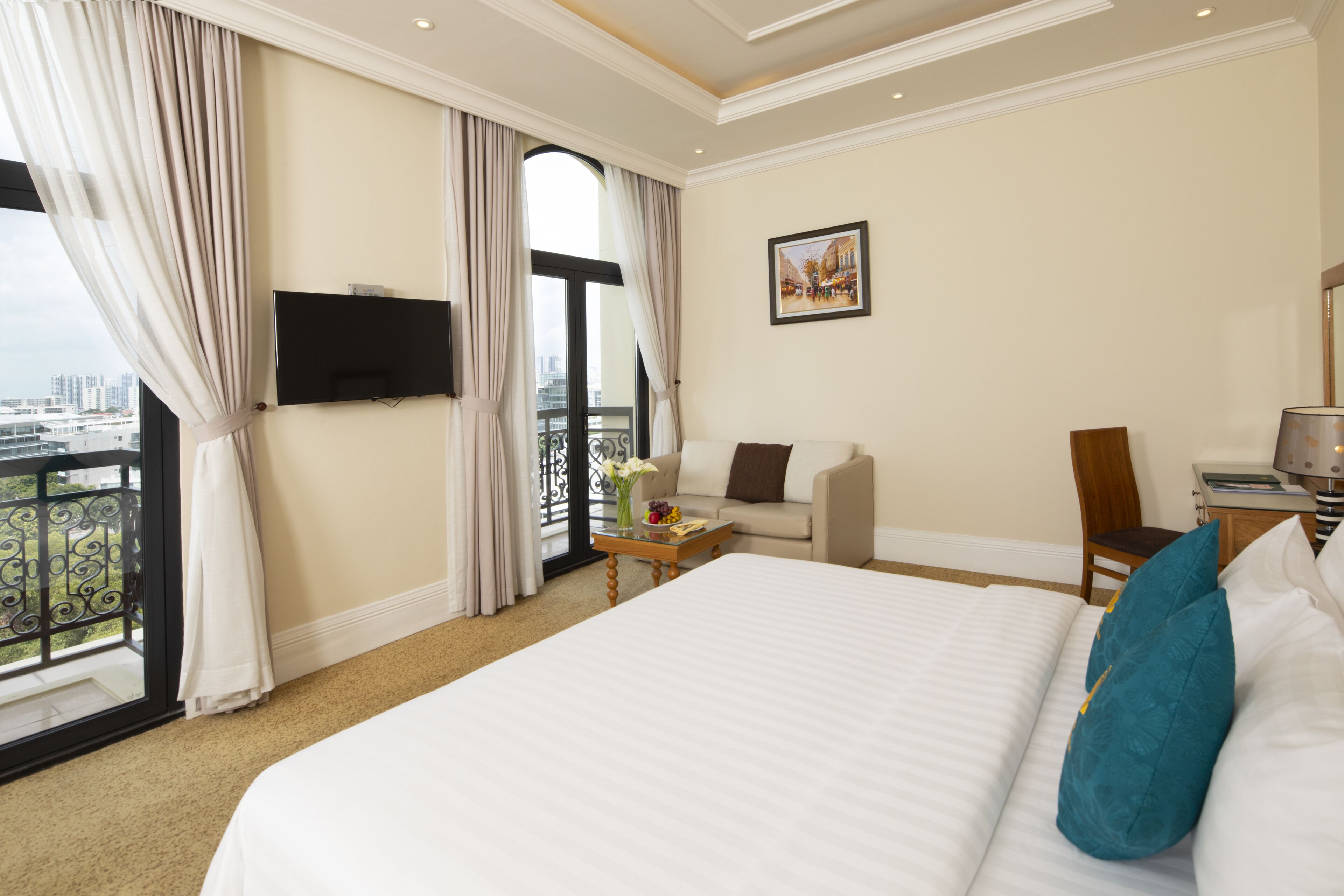 suite | minibar, in-room safe, desk, rollaway beds