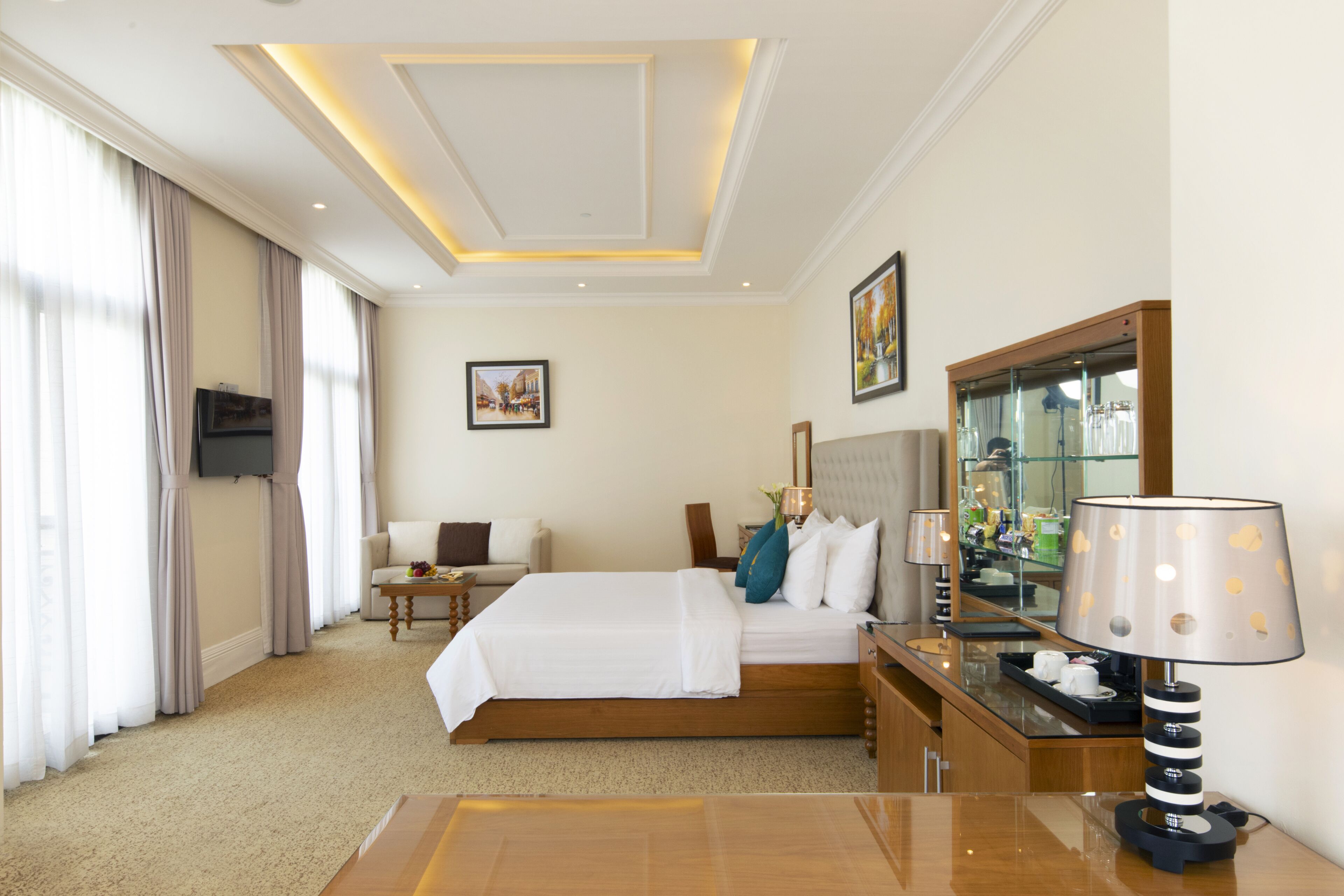 suite | minibar, in-room safe, desk, rollaway beds