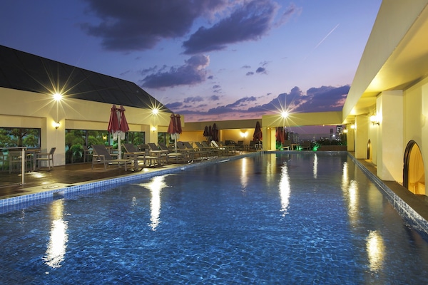 Una piscina al aire libre