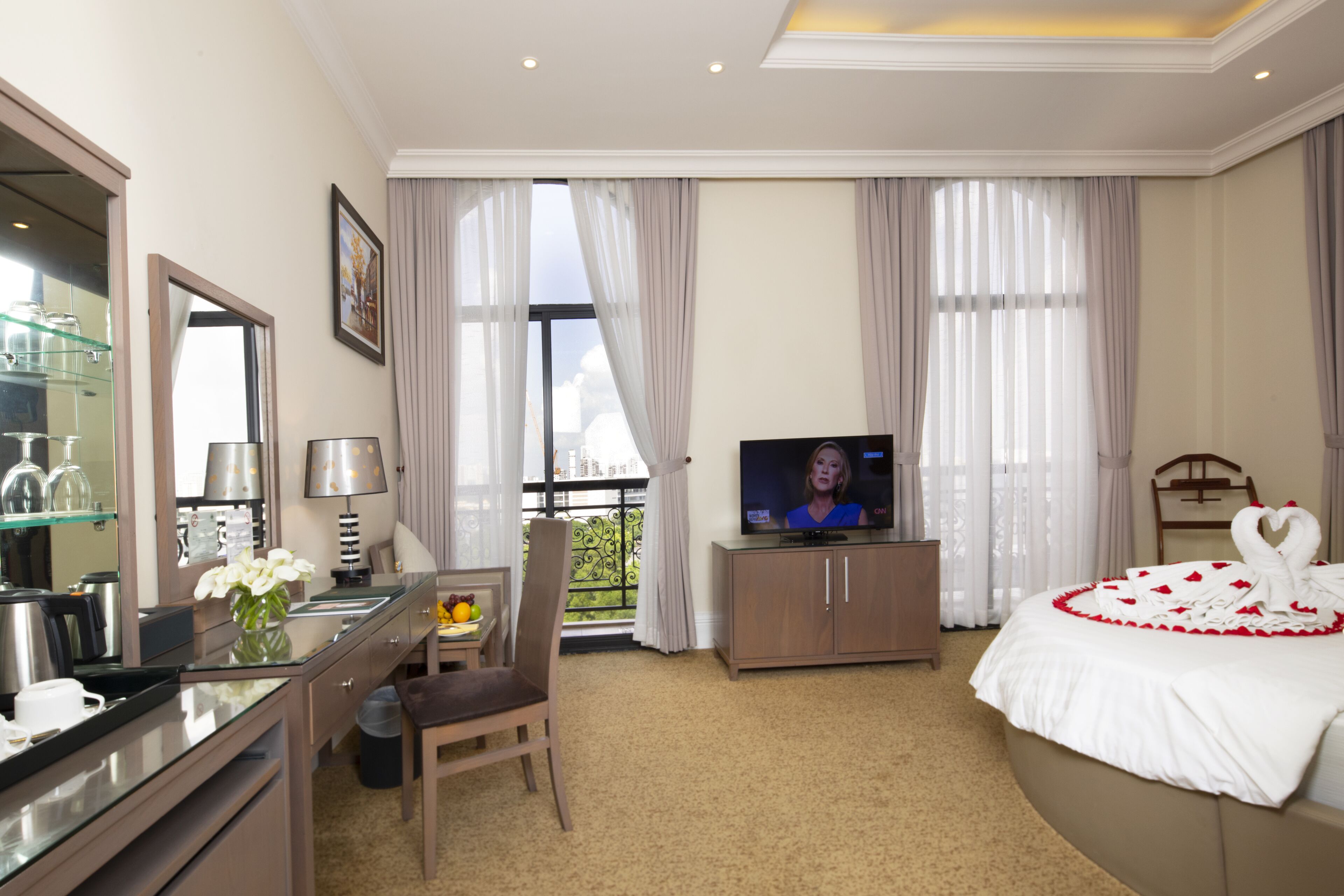 junior suite | minibar, in-room safe, desk, rollaway beds