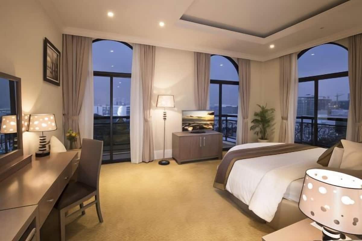 Minibar, in-room safe, desk, rollaway beds