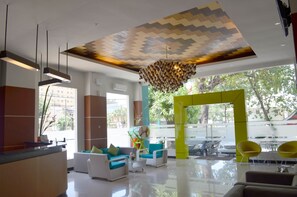 Lobby sitting area - Hotel Artha Kencana (Makassar)