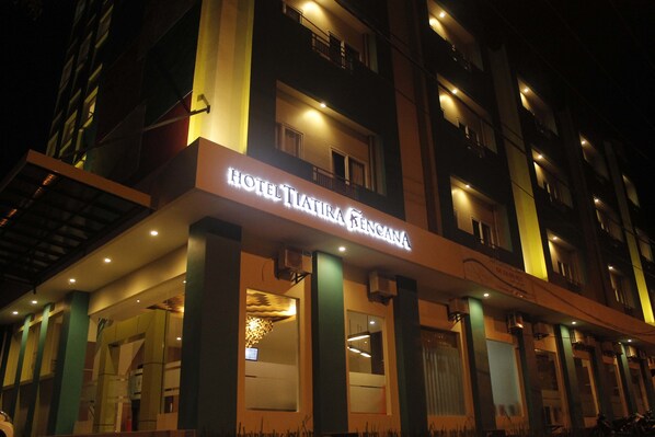 Front of property - evening/night - Hotel Artha Kencana (Makassar)