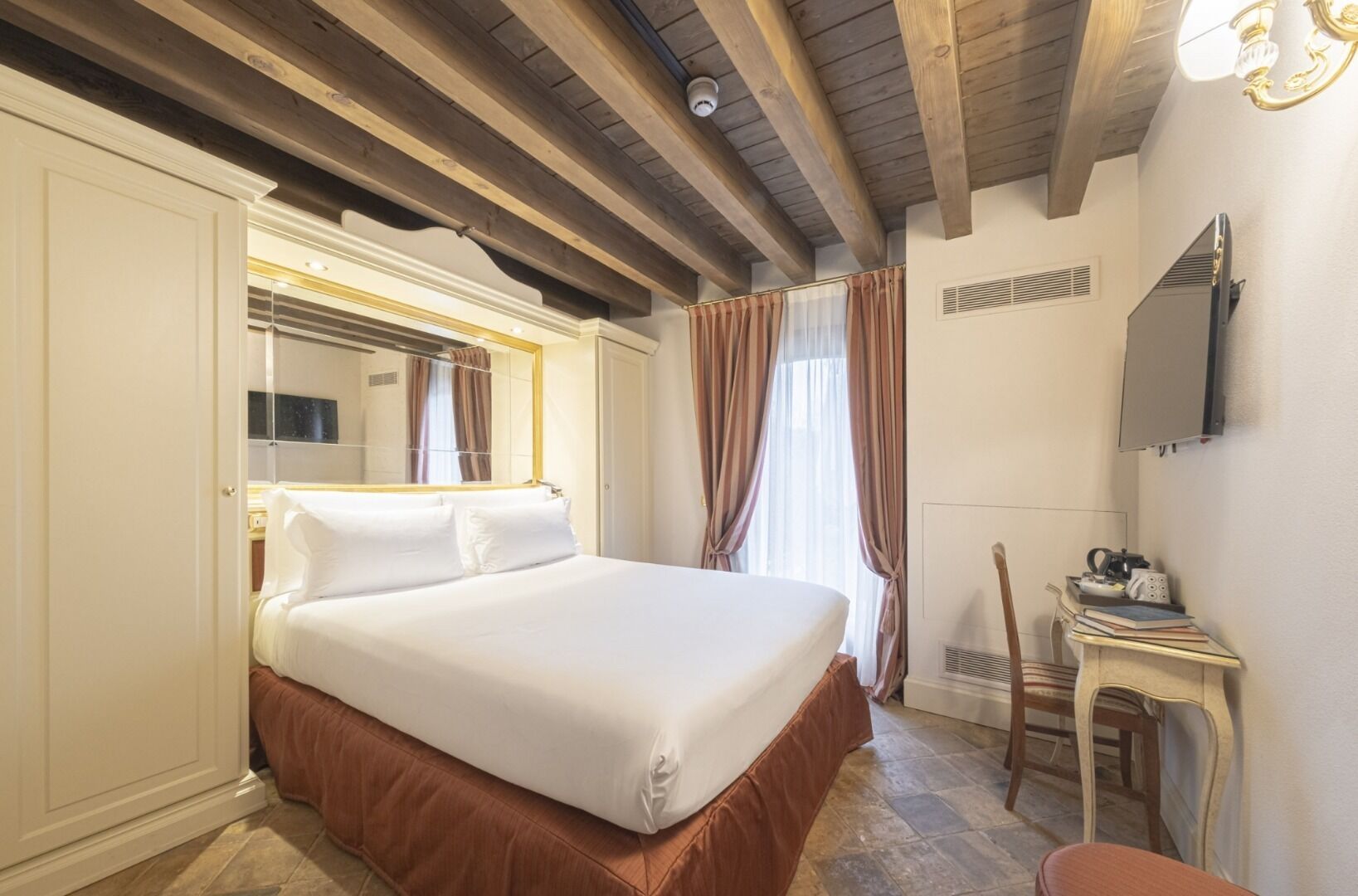 Business Double Room, 1 Double Bed | Premium bedding, down comforters, minibar, in-room safe