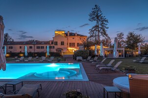 Una piscina al aire libre de temporada (de 10:00 a 20:00), sombrillas