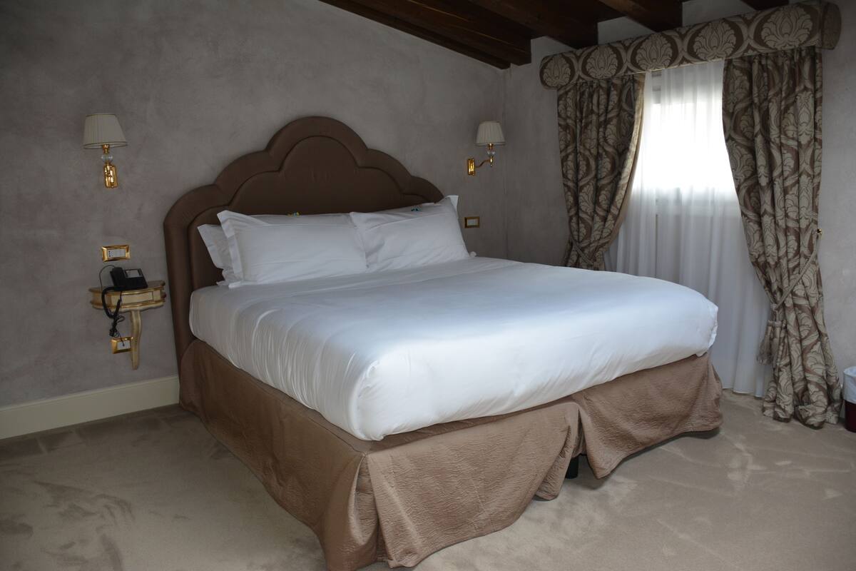 Premium bedding, down duvets, minibar, in-room safe