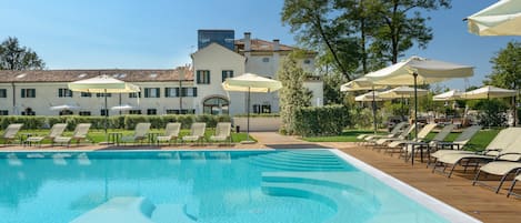 Piscina stagionale all'aperto, ombrelloni da piscina, lettini