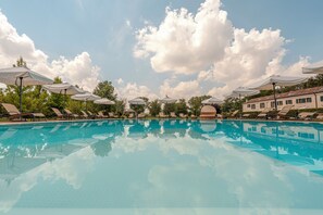 Piscina a l'aire lliure de temporada (horari: 10:00-19:00) i para-sols 
