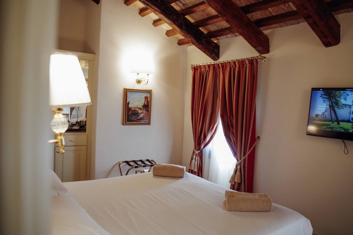 Premium bedding, down duvets, minibar, in-room safe