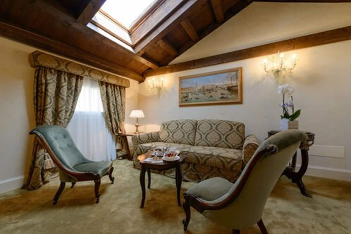 One Bedroom Luxury Suite with Park View | Premium bedding, down duvets, minibar, in-room safe