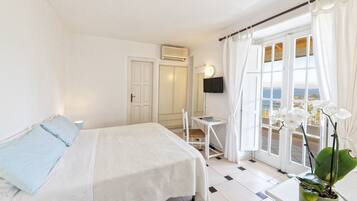 Habitación estándar, balcón, vista al mar | Caja de seguridad en la habitación, escritorio y wifi gratis