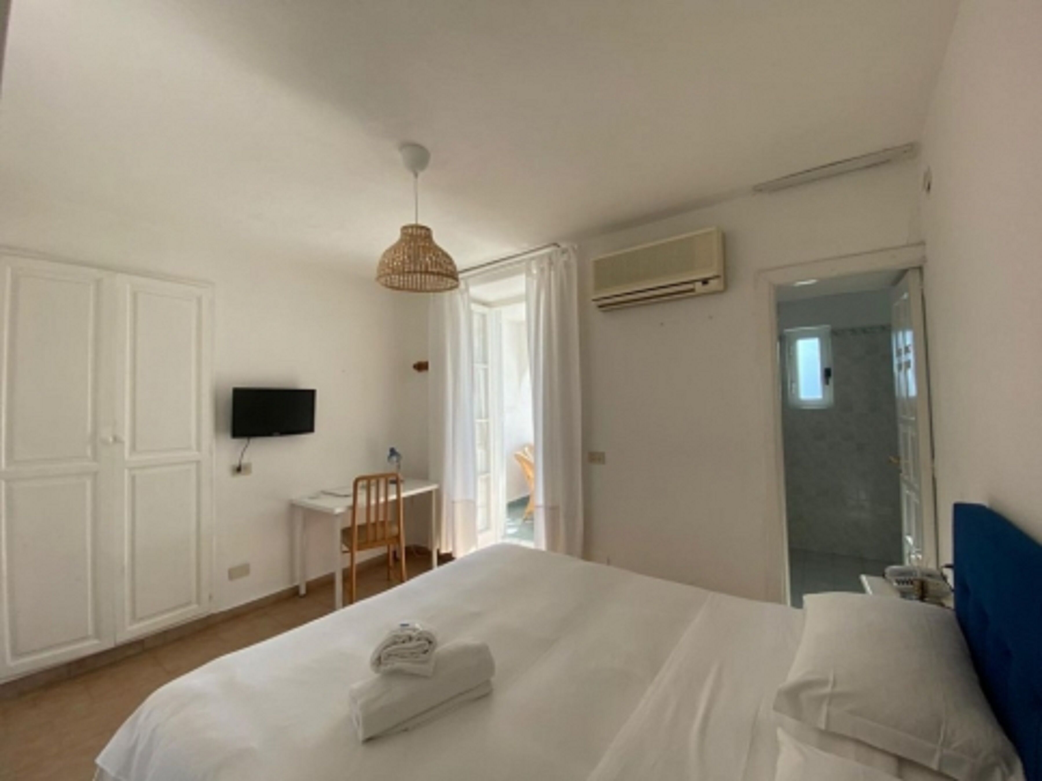 Coffres-forts dans les chambres, bureau, Wi-Fi gratuit, draps fournis