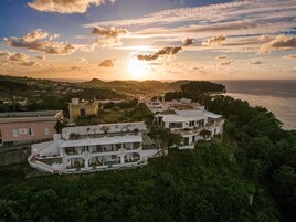 Fachada de la propiedad por la tarde o noche