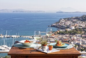 Una mesa con vistas al mar y al paisaje urbano.