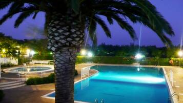 Piscine extérieure (ouverte en saison)