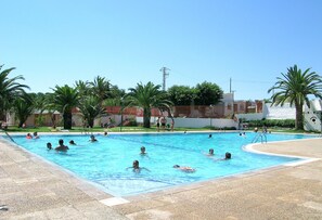 Una piscina al aire libre de temporada