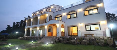 Fachada del alojamiento - Noche