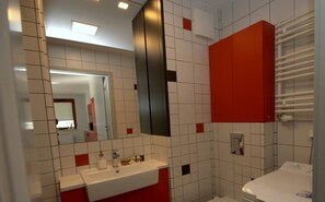 Apartment, Kitchenette (Architecton) | Bathroom | Bathtub, hair dryer, towels
