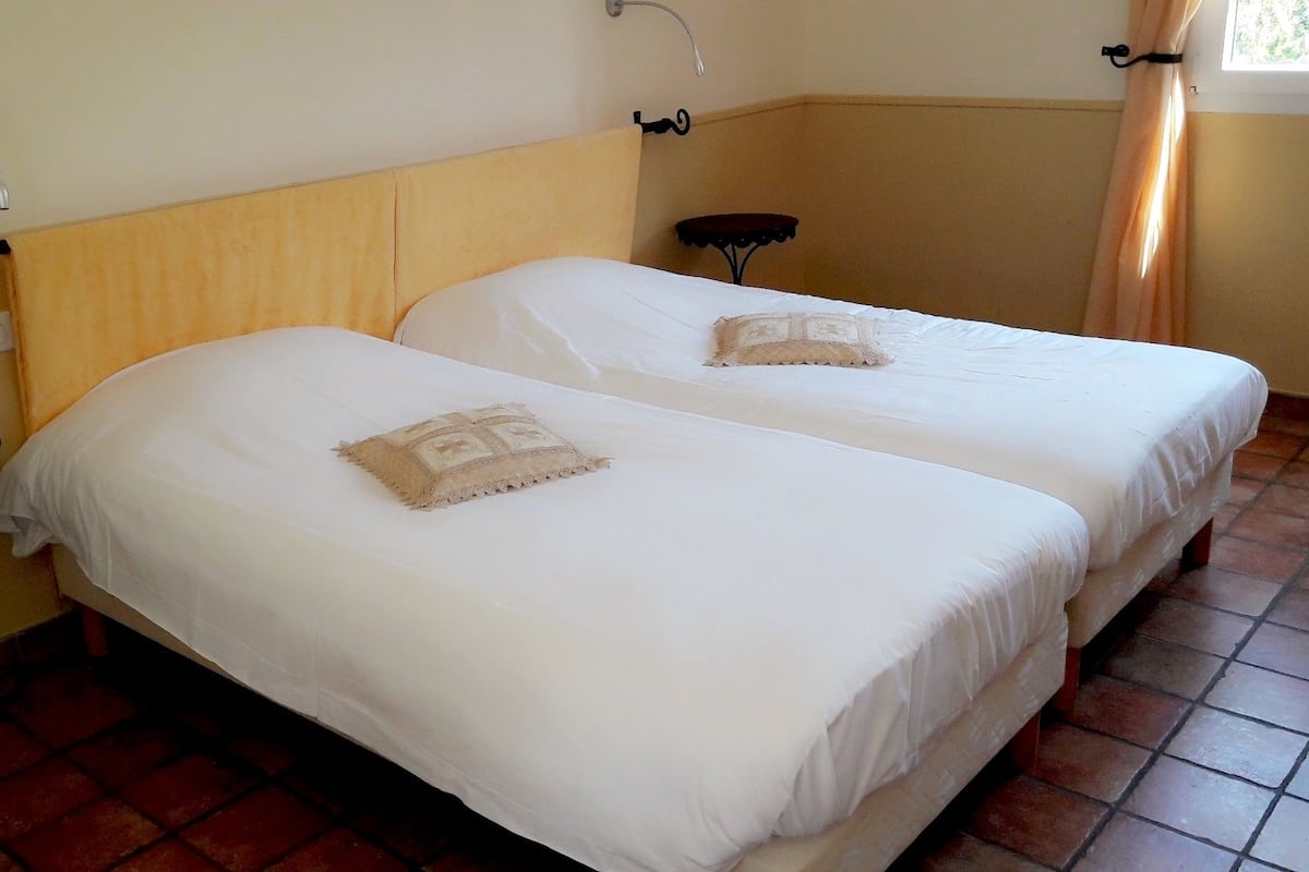 Desk, soundproofing, free cots/infant beds, free WiFi