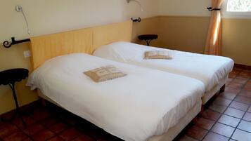 Desk, soundproofing, free cots/infant beds, free WiFi