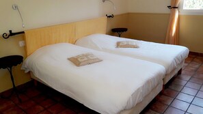 Twin Room | Desk, soundproofing, free cots/infant beds, free WiFi
