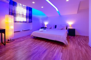 Camera Matrimoniale Comfort | Ropa de cama de alta calidad, minibar, caja fuerte y escritorio