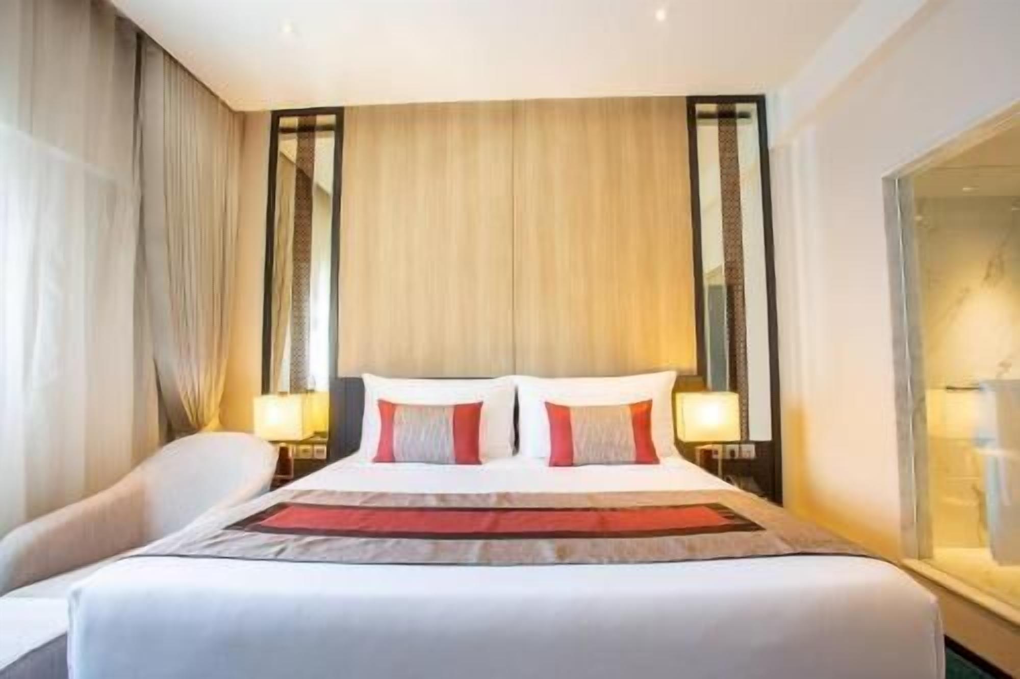 In-room safe, desk, laptop workspace, free WiFi