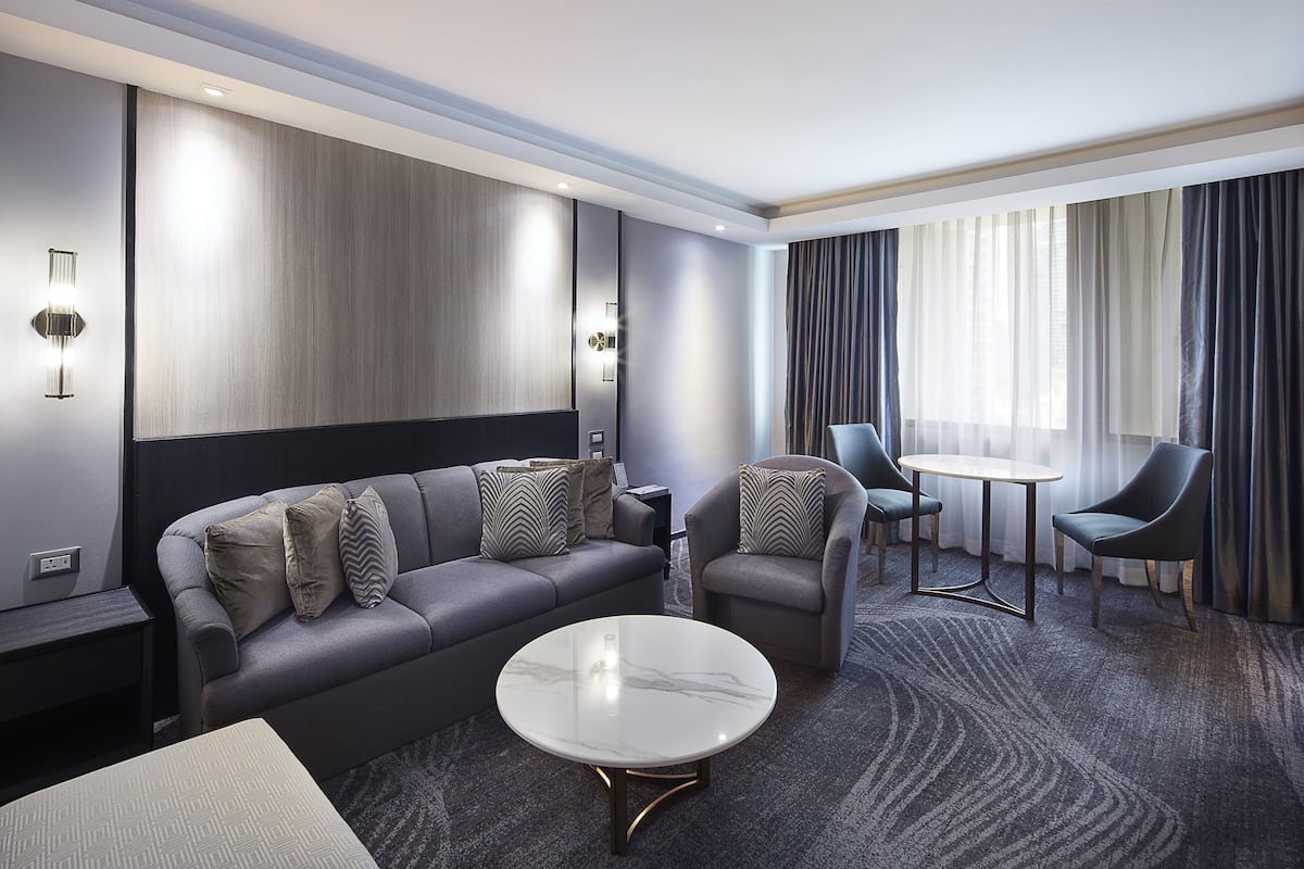 Junior-Suite | Wohnbereich | Fernseher