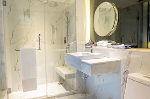 Shower, rainfall showerhead, free toiletries, hair dryer - Grace Hotel (Bangkok)