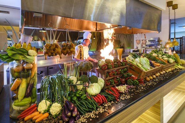 供应早餐、午餐和晚餐，国际美食