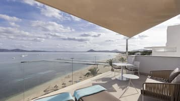 Suite Junior con terraza y vistas frontales al mar | 1 habitación, ropa de cama hipoalergénica, edredón y minibar